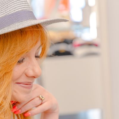Donna dai capelli rossi indossa un cappello grigio