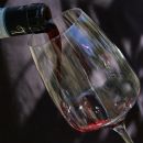Vino rosso versato nel calice Tenuta Trium Notaresco Teramo