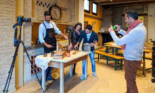 gruppo di videomaker Wainet durante le riprese a Andrea Montecchia nel ristorante di Bottega Montecchia di Teramo in Abruzzo