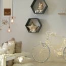 Anelli decorativi bianchi e luci in una camera da letto