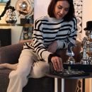 Donna mentre sistema decorazioni e candele su un tavolino
