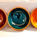 Ciotole in ceramica colorata utilizzate per la colazione