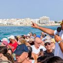 Guida a bordo durante escursione Motobarche Leonarda Vieste