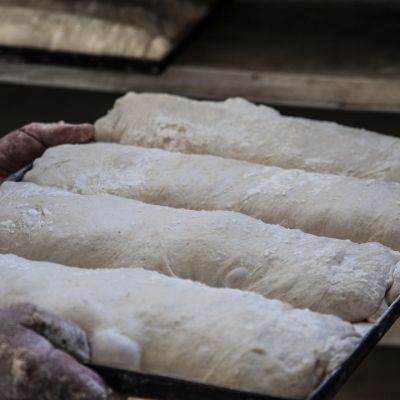 Filoni di impasto crudo disposti su una teglia