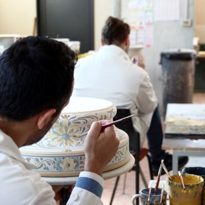 Pittori Dipingono Vasi Nel Laboratorio Di Ceramiche Di Castelli De Fabritiis