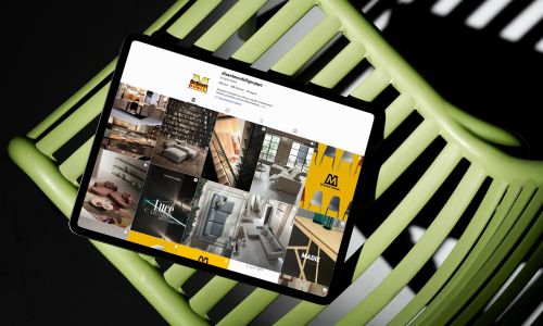 tablet nero su sedia verde con pagina Instagram Di Sante Mobili gestita da Wainet Web Agency di Teramo