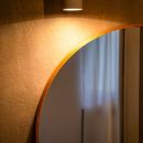 Specchio rotondo illuminato nel bagno dello Shanti B&B