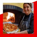 Grafica con pizza appena sfornata durante una serata al Maneggio Team Horse