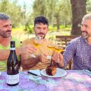 Tre persone brindano a tavola con Trebbiano d'Abruzzo Tenuta Trium