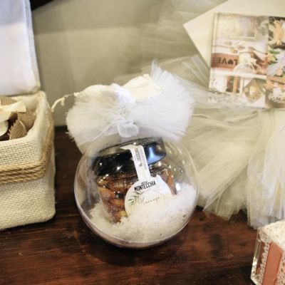 Confezione mandorle in tema natalizio per sposi Bottega Montecchia su Instagram a Teramo in Abruzzo