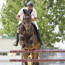 Cavaliere fotografato frontalmente durante un salto a ostacoli