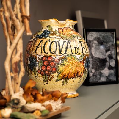 Otre per l'acqua in ceramica dipinta a mano con frutta e scritta Acqua