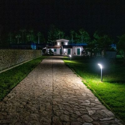 Viale illuminato di notte che conduce al B&B Duccio a Mare di Vieste