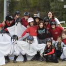 Bambini e adulti travestiti da fantasmi per Halloween al Maneggio Team Horse