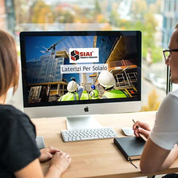 giovani ingegneri che guardano sull'Imac il sito web della SIAI laterizi Petacciato di Campobasso