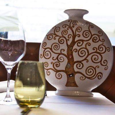 Vaso in ceramica con decoro Albero della Vita su una tavola apparecchiata
