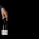 Bottiglia vino Tenuta Trium su sfondo nero