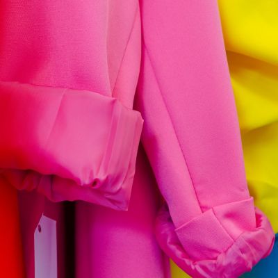 Primo piano di abiti rosa, arancioni, gialli e azzurri