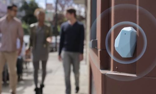 beacon posizionato sulla parete mentre le persone camminano vicino