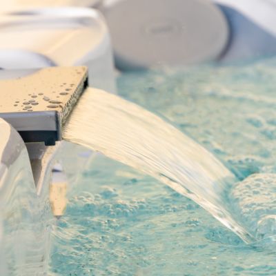 Getti d'acqua in funzione nella vasca idromassaggio della suite Orchidea