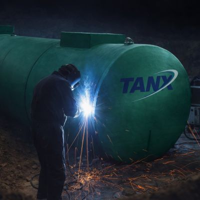 Saldatore ItalTanx durante la lavorazione di serbatoi per carburante