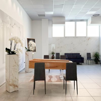 Sala di accoglienza con tavolo, sedie e divani