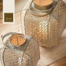 Lanterne in metallo traforato di diverse dimensioni con candele