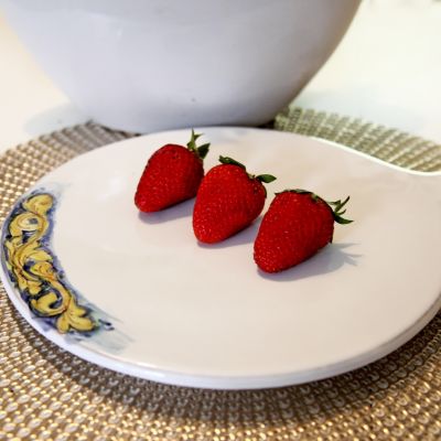 Piatto in ceramica dipinta a mano con fragole fresche