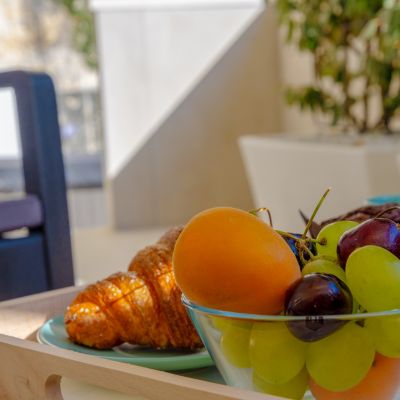 Vassoio della colazione con frutta e cornetto nel patio della suite Iris