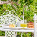 Tavolo della colazione apparecchiato nel giardino dello Shanti B&B di Vieste