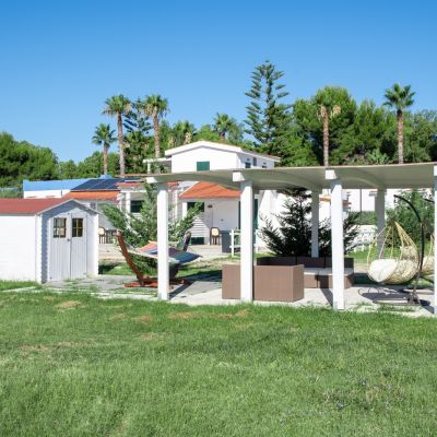 Giardino con gazebo e area relax del B&B Duccio a Mare