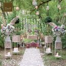 Corridoio per cerimonia all'aperto decorato con fiori e lanterne
