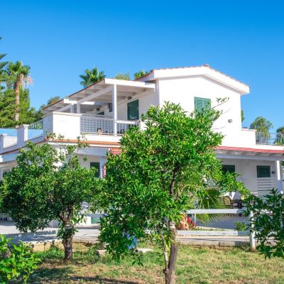 Esterno del B&B Duccio a Mare circondato da alberi e giardino