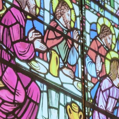 Particolare della vetrata artistica colorata nella sala del commiato