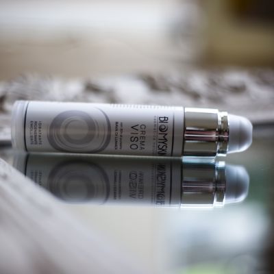 Flacone di siero viso Biomyskin riflesso su una superficie lucida