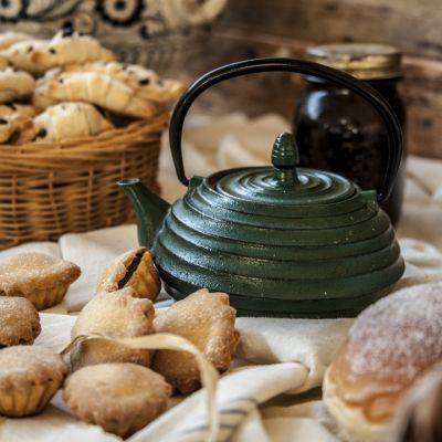 Biscotti artigianali disposti accanto a una teiera verde