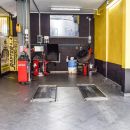 Ingresso dell'officina Gran Sasso Gomme con area di accettazione