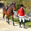 Bambina a cavallo accompagnata da un'istruttrice del Maneggio Team Horse di Teramo