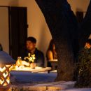 Ospiti a cena nel giardino illuminato dello Shanti B&B di Vieste