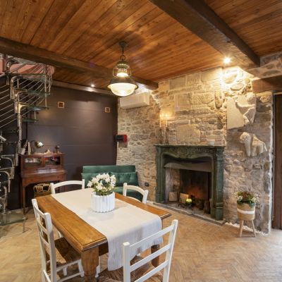 Atmosfera romantica nel soggiorno con camino del Bed and Breakfast Abruzzo Tower a Montorio al Vomano in Abruzzo
