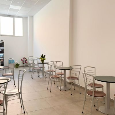 Area ristoro con tavolini e sedute per familiari e visitatori