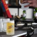 Boccali di birra preparati durante un momento conviviale in officina
