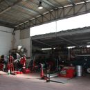 Vista ampia dell'officina Gran Sasso Gomme con i portoni aperti