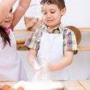 Bambino durante un laboratorio di cucina del campus Team Horse