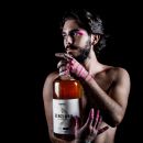 Ragazzo in posa con una bottiglia magnum di Genziana delle Pecore Scuppoz
