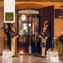 Ingresso di un negozio con allestimento natalizio e lanterne