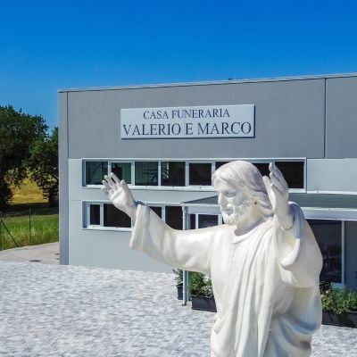 Ingresso della Casa Funeraria Valerio e Marco con statua in primo piano