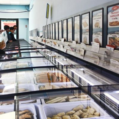 Banchi freezer del punto vendita Mediterranea Surgelati di Teramo