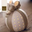 Lanterna a forma di uovo con fiocco e piccoli fori luminosi