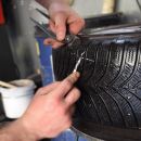 Misurazione del battistrada di un pneumatico con uno strumento